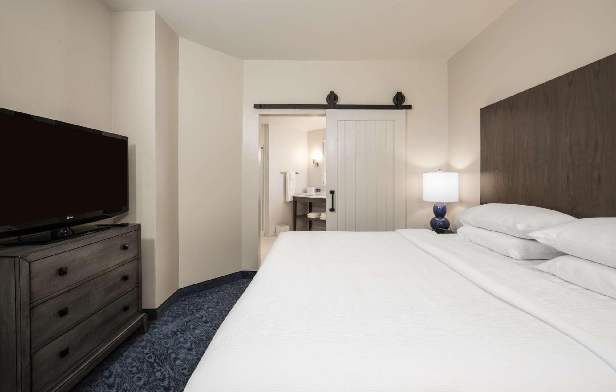 Hotel Renovo Des Moines Urbandale,Tapestry Collection Hilton Dış mekan fotoğraf